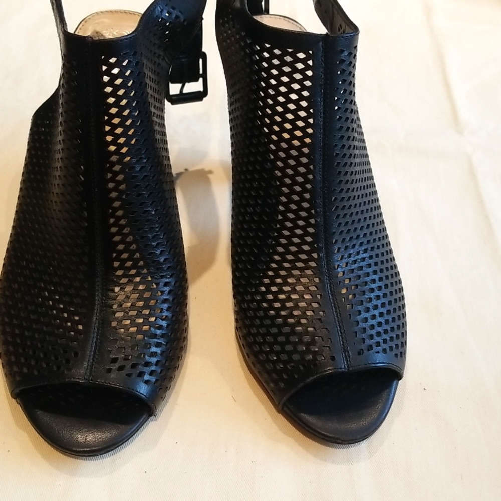 Vince Camuto Dastana sling back strap leather sandals with the peep toe